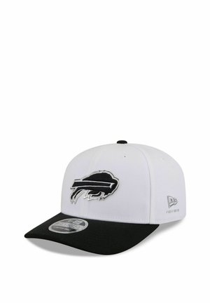 Weißer und schwarzer Baseballcap mit schwarzem Schirm, vorne mit einem schwarz-weißen Büffel-Logo und an der Seite mit einem New Era-Logo.