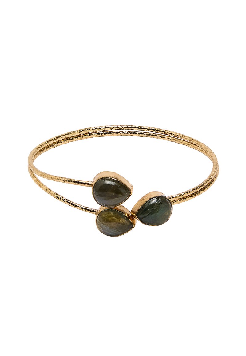 Złota bransoleta bangle o teksturowym wykończeniu, zawierająca trzy kamienie łezkowate z labradorytu w różnych odcieniach szarości i zieleni.