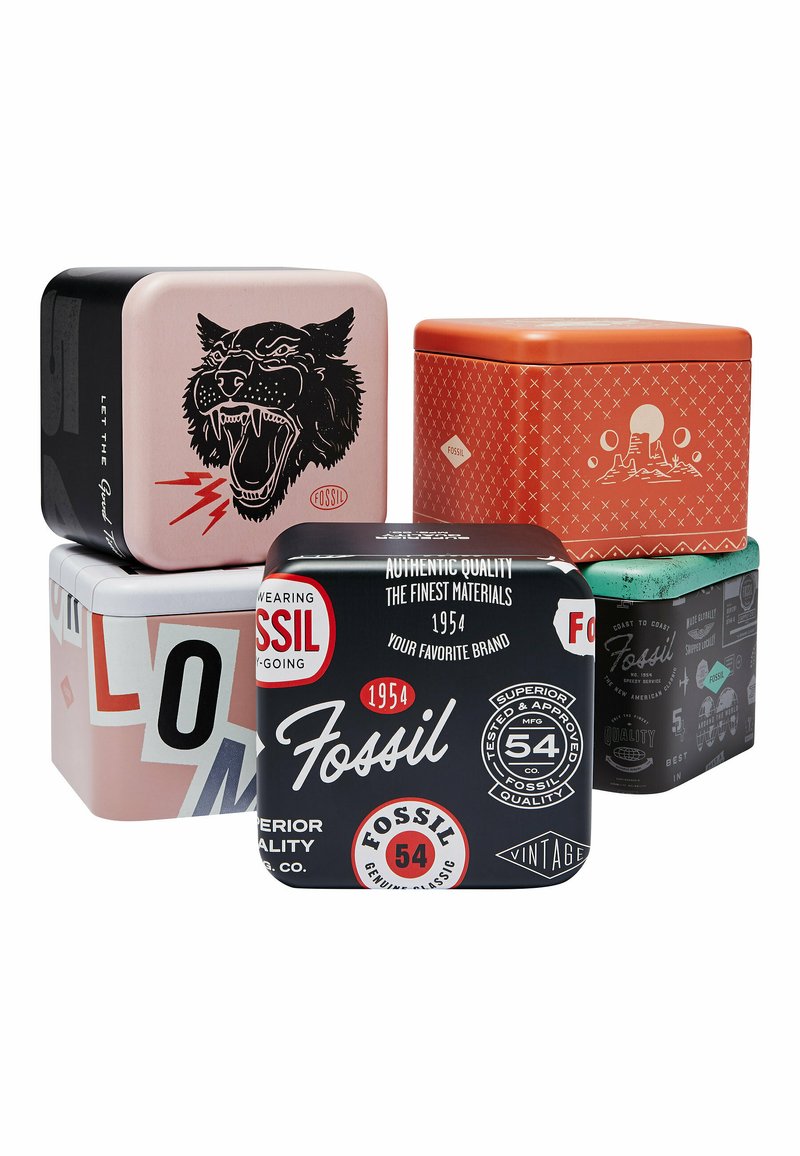 Ensemble de cinq boîtes en métal décoratives de différentes formes et couleurs : noir, orange, vert, et des motifs avec du texte et des illustrations.