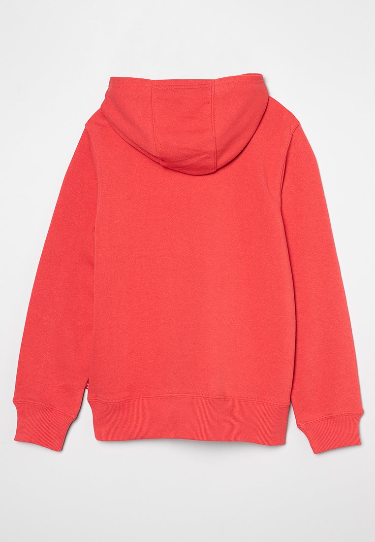 Sudadera de algodón roja con capucha ajustable, puños y dobladillo acanalados. Textura suave, diseño liso y sin marcas ni patrones visibles.