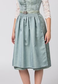 Enges Kleid in Hellblau mit Blumendruck, Spitzenärmel, plissierter Rock und dekorativer silberner Schnalle in der Taille.