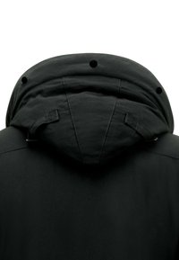 Zwarte hoodie-jack met een zachte stof, textuur oppervlak, meerdere stiksels en ventilatiegaten nabij de kap.