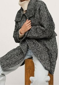 Mango Abrigo corto - black