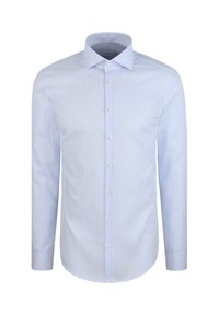 Chemise à rayures bleu clair à manches longues avec col ouvert et boutons blancs. Le tissu semble lisse, avec un léger éclat.