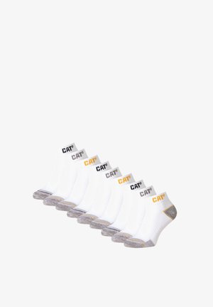 Weiße Knöchelsocken mit strukturierter Oberfläche. Jede Socke hat ein Logo am Bündchen und kontrastierende graue und gelbe Akzente an der Ferse.