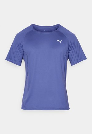 Violet, trumpų rankovių sportinė marškinė, pagaminta iš lengvos medžiagos. Savybėmis - apykaklė ir mažas baltas logotipas kairėje krūtinės pusėje.