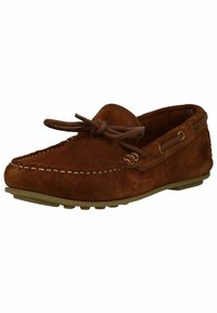 Mocassin de conduite en daim marron avec détail nœud, coutures blanches et semelle en caoutchouc avec crampons antidérapants.
