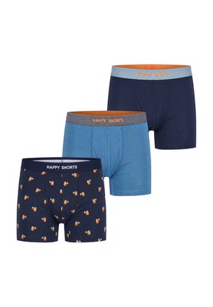 Drei Paar Herrenboxershorts in Dunkelblau, Hellblau und Dunkelblau mit kleinen Bierkrug-Motiven, alle mit gebrandeten Taillenbändern.