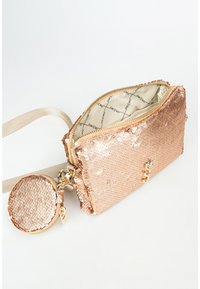 Borsa a tracolla in paillettes color oro rosa con chiusura a zip, pochette circolare staccabile per le monete e tracolla beige, caratterizzata da una superficie testurizzata.