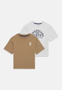 To t-skjorter: en brun med en liten logo, den andre hvit med marineblå bokstaver som sier "TIMBERLAND EST 1973 ENGLAND." Begge med kort erme.
