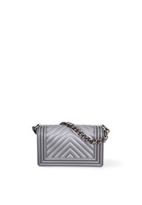 Borsa a tracolla in pelle grigia trapuntata con motivo a zigzag, catena in metallo argentato e forma rettangolare strutturata. Presenta dettagli di cucitura angolati.