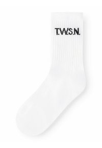 Hvid ribbestrik sok med sort "T.W.S.N." tekst på kanten, vist fladt mod en hvid baggrund.
