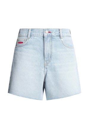 Φωτεινά μπλε τζιν σορτς με ψηλή μέση, εμπρόσθιο κουμπί, πέντε τσέπες και κόκκινη κεντητή επιγραφή "RGR" στην μικρή εμπρόσθια τσέπη.