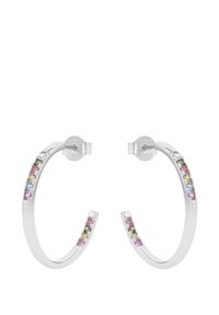 Pendientes de aro de plata que presentan una fila de piedras preciosas multicolores a lo largo de un borde, mostrando acentos en rosa, verde, azul y amarillo.