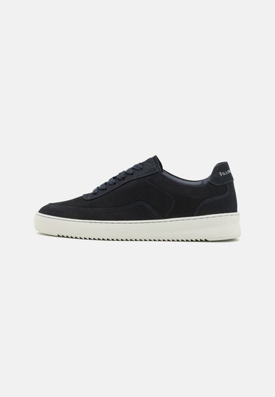 Marineblå semskede sneakers med en hvid gummisål, der har et syet design og ton-i-ton snørebånd, fremhævet af et logo på hælen.