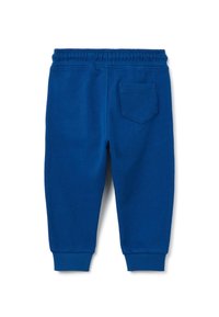 Blauwe kinder joggingbroek met elastische tailleband, geribbelde boorden en een enkele achterzak, achteraan getoond op witte achtergrond.