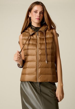 Oltre, GIACCA IMBOTTITA LIGHTWEIGHT SENZA MANICHE CON CAPPUCCIO - Bodywarmer - beige
