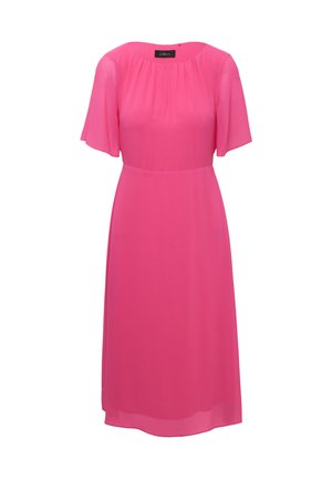 Fuksia mekko, joka on valmistettu kevyestä kankaasta, pyöreällä kaula-aukolla ja lyhyillä liehuvilla hihoilla. Nilkkapituinen, ja siinä on laskostettu yläosa.
