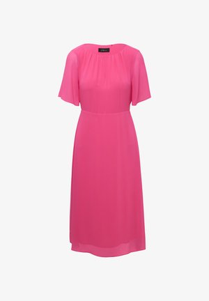 Fuksijos spalvos suknelė pagaminta iš lengvos medžiagos, su apvaliu kaklu ir trumpomis plazdančiomis rankovėmis. Kulkšnies ilgio, su raukinių detalėmis krūtinėje.