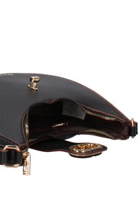 Borsa a mano in pelle nera texturizzata con chiusura lampo dorata, dotata di un compartimento interno e dettagli in metallo dorato.