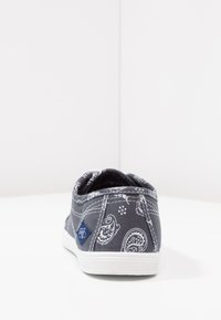 Scarpa di tela grigia con un motivo paisley bianco, una patch con logo blu e una suola in gomma bianca con grip testurizzato.