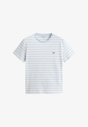 T-shirt à manches courtes à rayures horizontales bleu clair et blanches, avec un col rond et un petit logo brodé sur la poitrine.