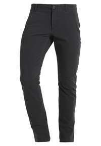 Černé slim-fit kalhoty s poutky na opasek, předním knoflíkem, zipovým uzávěrem a bočními kapsami, zobrazené na bílém pozadí.
