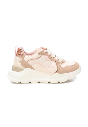 Zapatilla rosa y beige con materiales de ante y malla, puntera redonda, diseño con cordones y un acento brillante en el talón. Suela blanca gruesa.