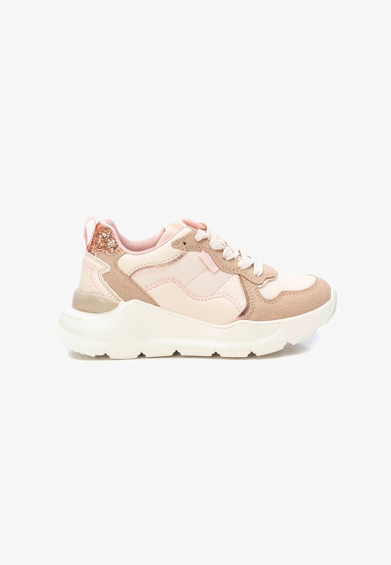 Zapatilla rosa y beige con materiales de ante y malla, puntera redonda, diseño con cordones y un acento brillante en el talón. Suela blanca gruesa.