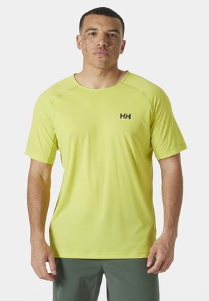 Jasnożółta koszulka sportowa z fakturowanego materiału, z krótkimi rękawami i okrągłym dekoltem. Czarny logo na lewej piersi.