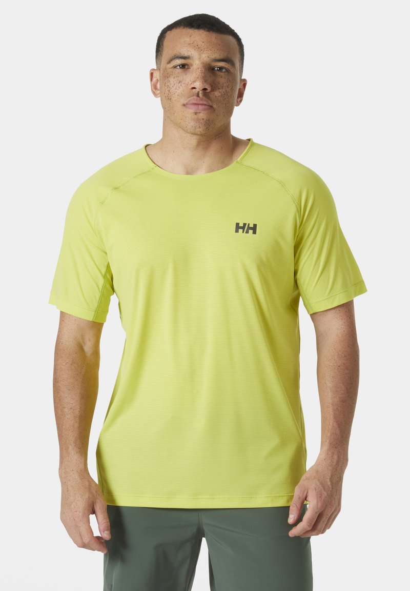 Jasně žluté sportovní tričko vyrobené z texturované tkaniny, s krátkými rukávy a kulatým výstřihem. Černé logo na levé hrudi.