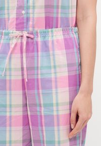 Πουκαμίσα ολόσωμο φόρεμα με καρό σχέδιο σε παστέλ αποχρώσεις του ροζ, μωβ και μπλε, με ελαστική μέση και λεπτομέρεια με κορδόνι.