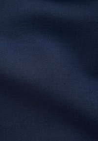Donkerblauwe stof met een gladde textuur en een subtiele glans, die een fijne, gelijkmatige weefstructuur toont.