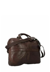 Sac en cuir marron avec une finition texturée, deux poignées et une bandoulière réglable. Comprend une fermeture éclair et des accents sur les panneaux extérieurs.