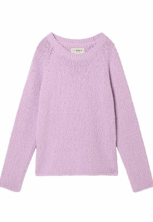 Lila gestrickter Pullover mit lockerem Sitz, langen Ärmeln und Rundhalsausschnitt. Die Textur ist leicht grob mit einem lockeren Strickmuster.