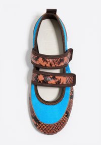 Zapato Mary Jane con un patrón de piel de serpiente azul y marrón, con dos correas ajustables y una plantilla de color claro.