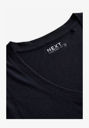 Crna pamučna majica s opuštenim V-izrezom i glatkom teksturom. Izdvaja se široki izrez na vratu i suptilna oznaka marke. Dizajn za prikaz u ravnom položaju.