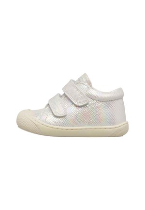 Sneaker per bambino piccolo iridescente bianco con superficie strutturata, due cinturini in velcro, collo imbottito e suola e punta in gomma beige.