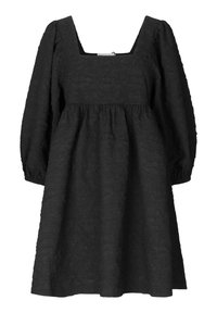 Svart klänning i strukturerad tyg; har en fyrkantig halsringning, långa puffärmar och en utsvängd kjol med en rynkad midja.