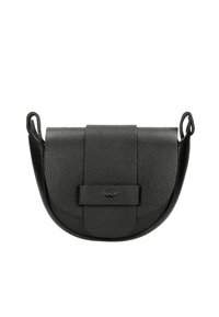 Czarna skórzana torebka o zaokrąglonym kształcie, teksturowanej powierzchni i klapie z małym logo oraz dwoma górnymi uchwytami.