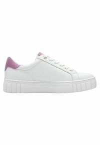 Sneaker bianca con una suola leggera e testurizzata. Presenta un accento in suede rosa sul tallone e lacci bianchi su una tomaia liscia.