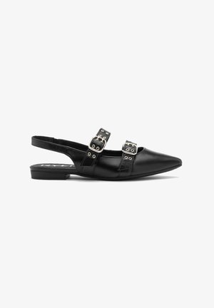 Czarne skórzane buty slingback z ostrym noskiem, wyposażone w dwa regulowane paski z srebrnymi klamrami i niskim, płaskim obcasem.
