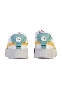 Zapatillas deportivas blancas con detalles en verde azulado, amarillo y una pestaña de tirón rosa; cuentan con una suela texturizada y detalle del logo en el talón.