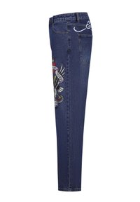Jeans de mezclilla azul oscuro con un diseño ajustado. Presenta bordados en la pierna izquierda, incluyendo motivos de un corazón y un águila.
