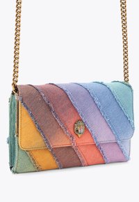 Denim crossbody-tas in veelkleurige, diagonale panels; heeft een gestructureerde afwerking en een decoratief metalen embleem aan de voorkant. Gouden kettingschouderband.