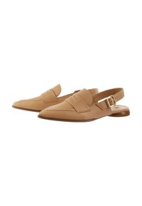 Chaussures à bride arrière en cuir beige avec un bout pointu, un talon plat et une sangle décorative sur le dessus. Texture lisse et design minimaliste.