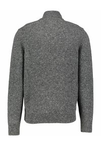 Grauer Strickpullover mit hohem Kragen, strukturiertem Stoff und gerippten Bündchen. Verfügt über ein gemustertes Design, das einen gemütlichen Eindruck vermittelt.