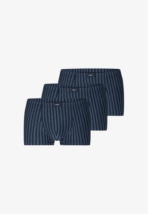 Tre mørkeblå herreboxershorts med lodrette lysere blå striber, arrangeret overlappende mod en hvid baggrund.