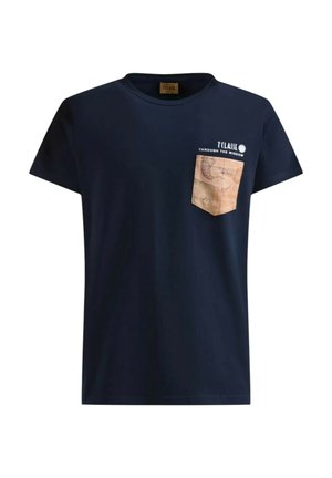 T-shirt in cotone navy con taschino frontale decorato con una stampa di mappa marrone chiaro e testo bianco che recita "T'CLASSIC THROUGH THE WINDOW."