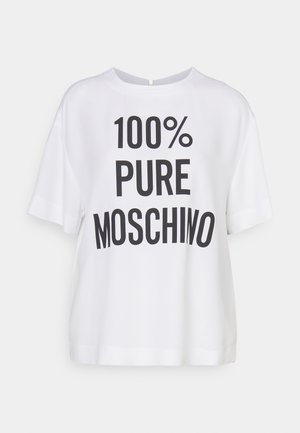 T-shirt blanc à manches courtes en tissu doux, avec un grand imprimé noir : "100 % PURE MOSCHINO" sur le devant. Design simple et coupe décontractée.